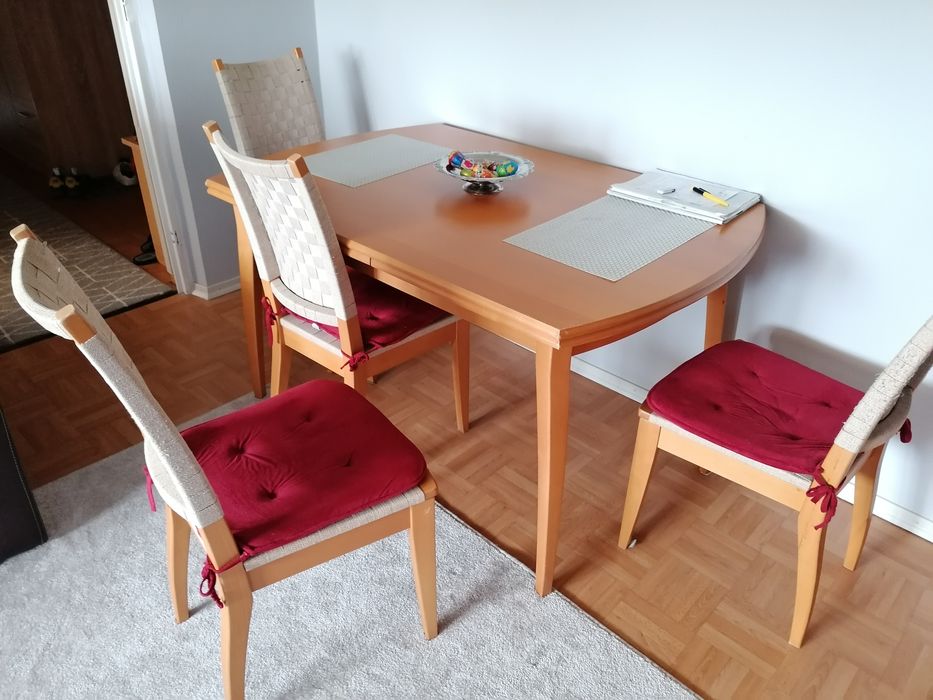 Sprzedam stół rozkładany z krzesłami