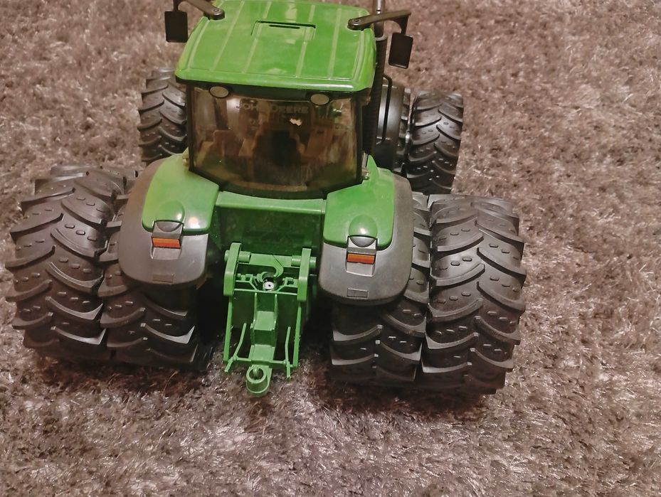 Traktor John Deere marki Bruder