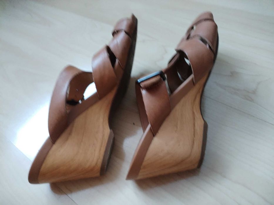 Skórzane klapki   CLARKS