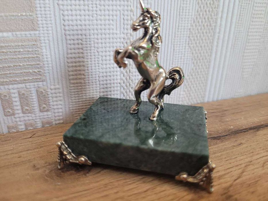 Фигура Единорога б из бронзы на зелёном камне на ножках, статуэтка шик