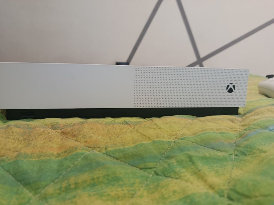 Продам Xbox one s
