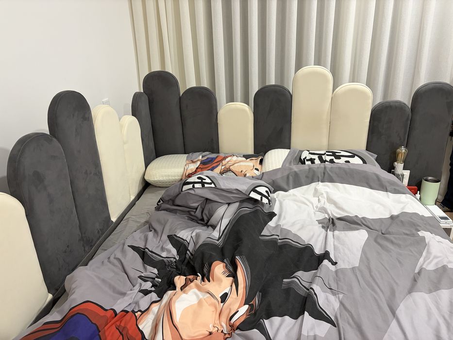 Cabeceira de cama forrada em pele