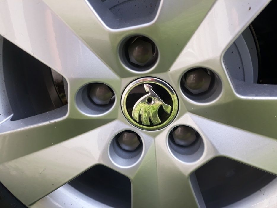 Nakładki Zaślepki zatyczki na Śruby 17 AUDI VW SKODA Orginał Nowe