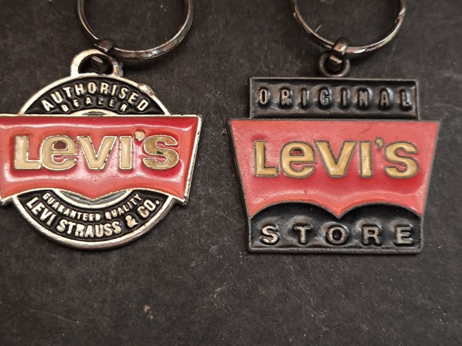Porta-chaves Levi's Original Store.
Conjunto de três porta-chaves da L