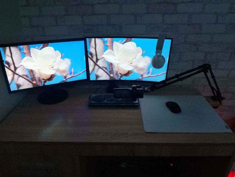 Samsung LED 60hz 1920:1080. Первая фотка он снизу,вторая фотка он слев