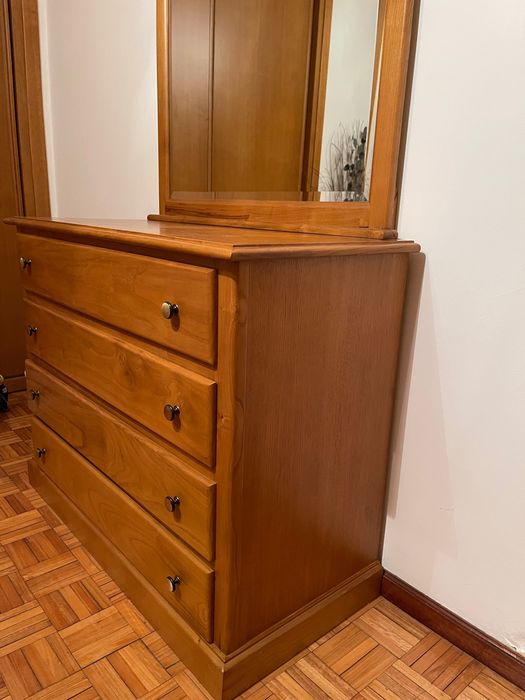 Quarto completo – cama + 2 mesinhas de cabeceira + cómoda + camiseiro