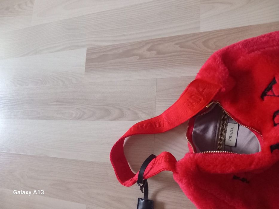 Prada futrzana torebka czerwona