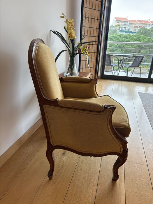 Cadeirão madeira e veludo amarelo