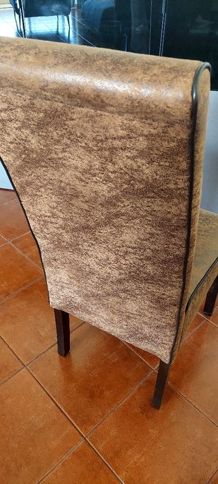 Quatro cadeiras de mesa de jantar novas