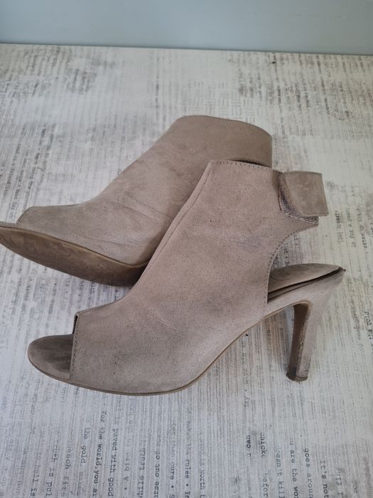 Beżowe sandałki na szpilce z imitacji zamszu