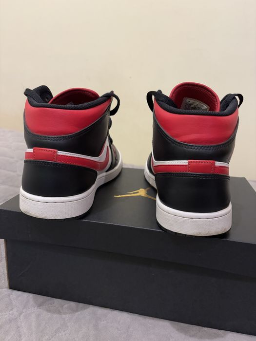 Air Jordan mid 1