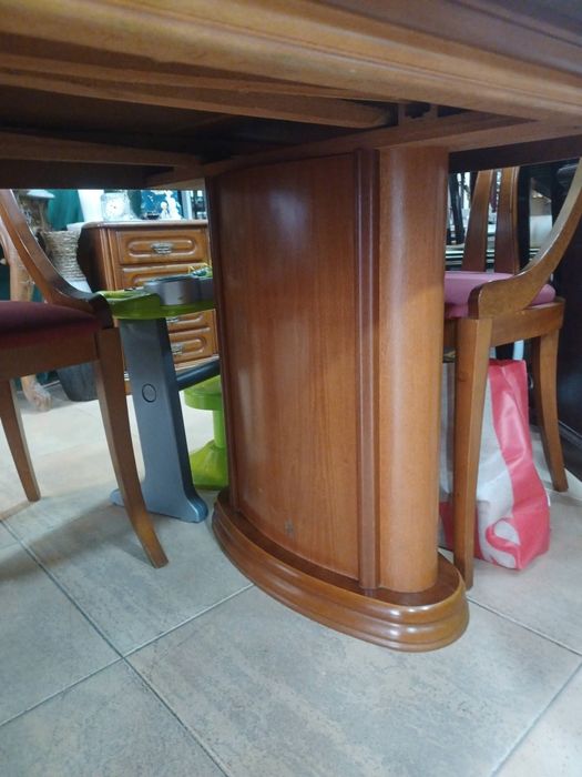 Mesa e cadeiras em cerejeira
