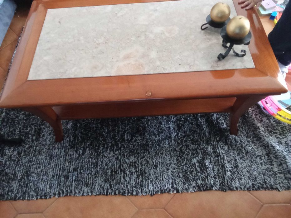 Vendo mesa de madeira maciça de mármore