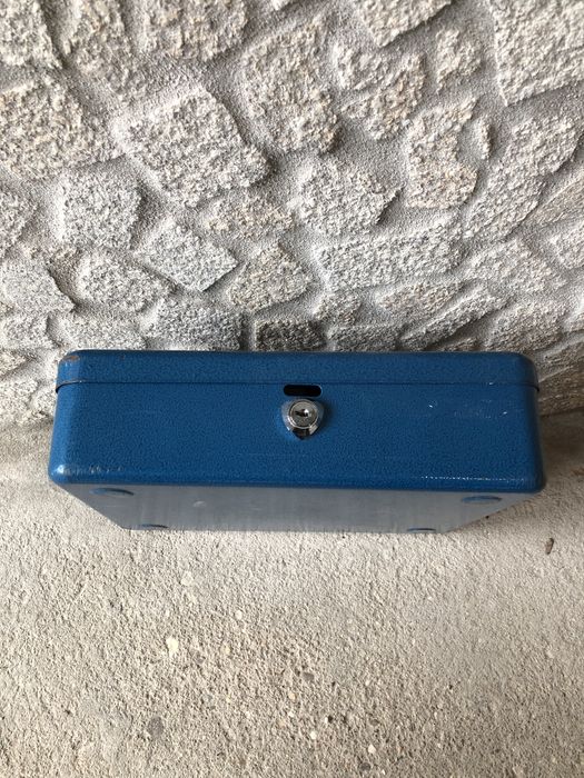 Caixa com divisória para dinheiro .