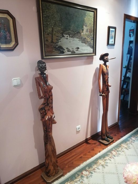 Estatuetas cubanas e quadro central