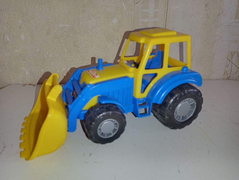 игрушка ,трактор