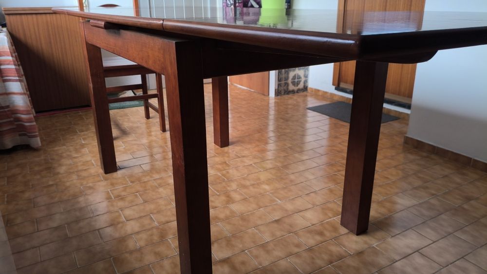 Mesa extensível de madeira em mogno com 6 cadeiras