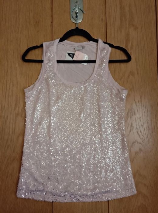 Яскрава майка з паєтками від Blue Motion!
Ніжно-рожевий колір, весь перед у срібних паєтках — супер блищить!
Нова з бірками, розмір S-M.
Ідеально на с