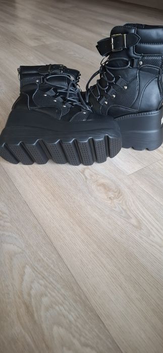 Botki na wysokim koturnie