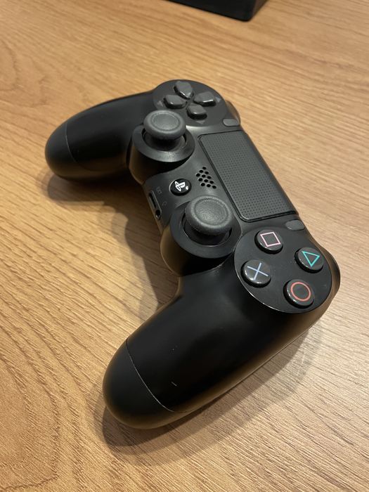 Playstation 4 PRO 1TB + 2pady + 3 gry