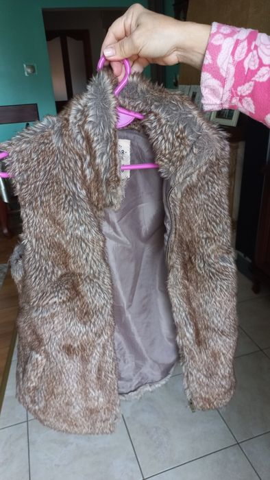 Kamizelka damska Pull & Bear roz. S z eko futerka szer pachy 44-45 cm