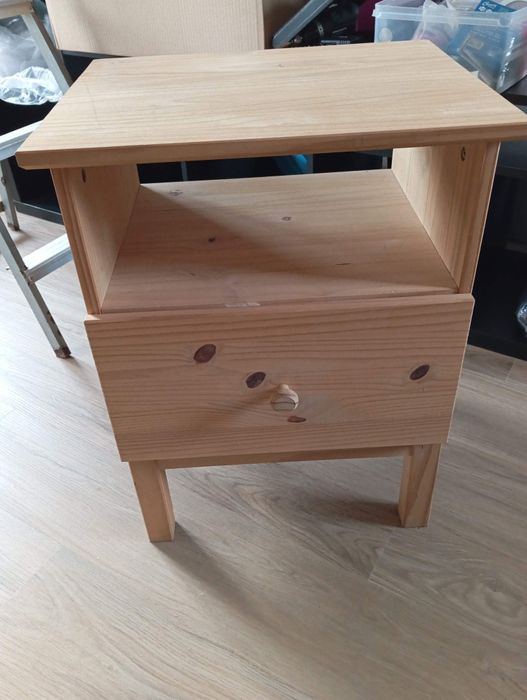 Mesa cabeceira em madeira