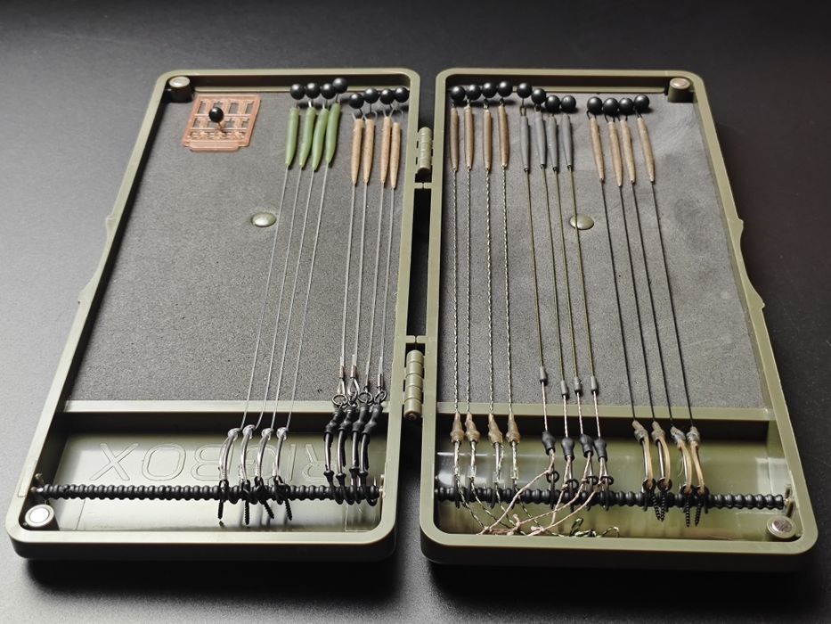 Piórnik pudelko Rigbox + 20 przyponów karpiowych #4 zestaw