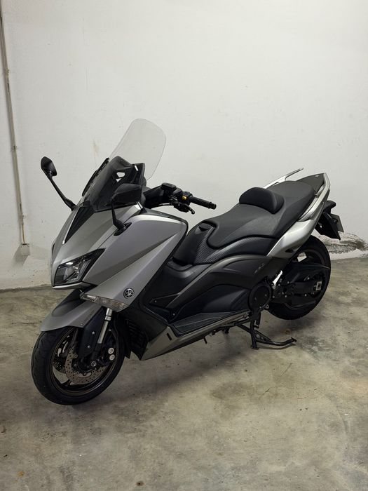 Yamaha Tmax 530 com alguns extras