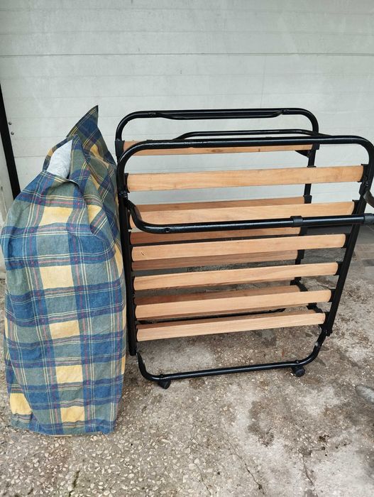 Cama dobrável  190×80 com colchão. Divã.