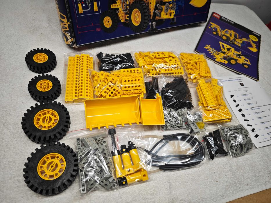 Lego Technic 8862 "Backhoe"; 1989; [87]
