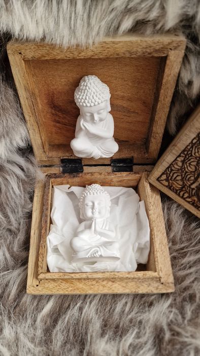 Buda em Pó de Mármore Aromático com caixinha de madeira