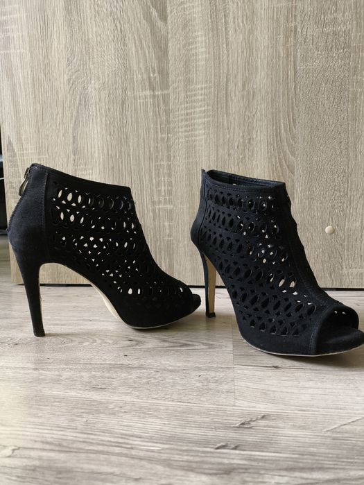 Czarne szpilki ażurowe