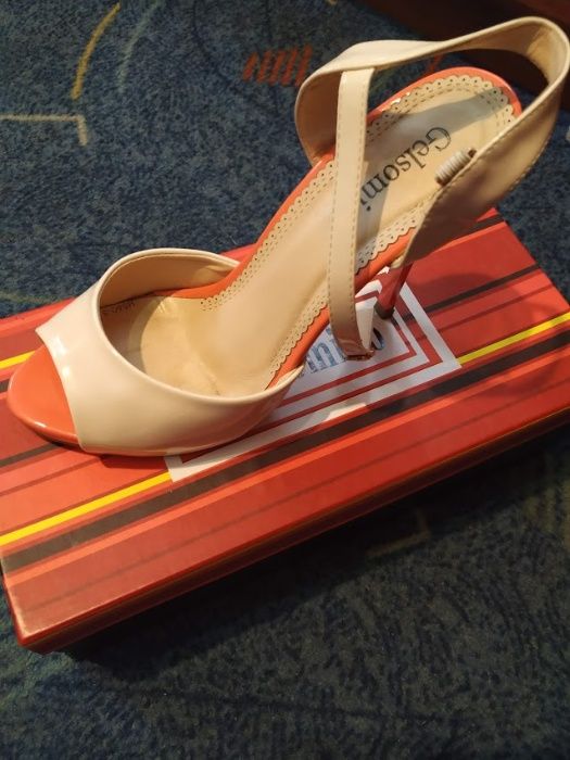 Женские босоножки