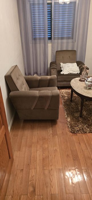 Sofás e mesa em excelente estado