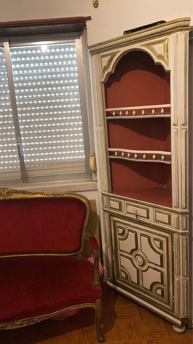 Sofa avelidado e movel de arrumacao