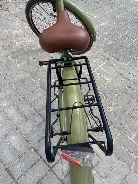 Bicicleta urbana Dolce Vita by Canellini mulher com bolsa e cesto - Verde Oliva