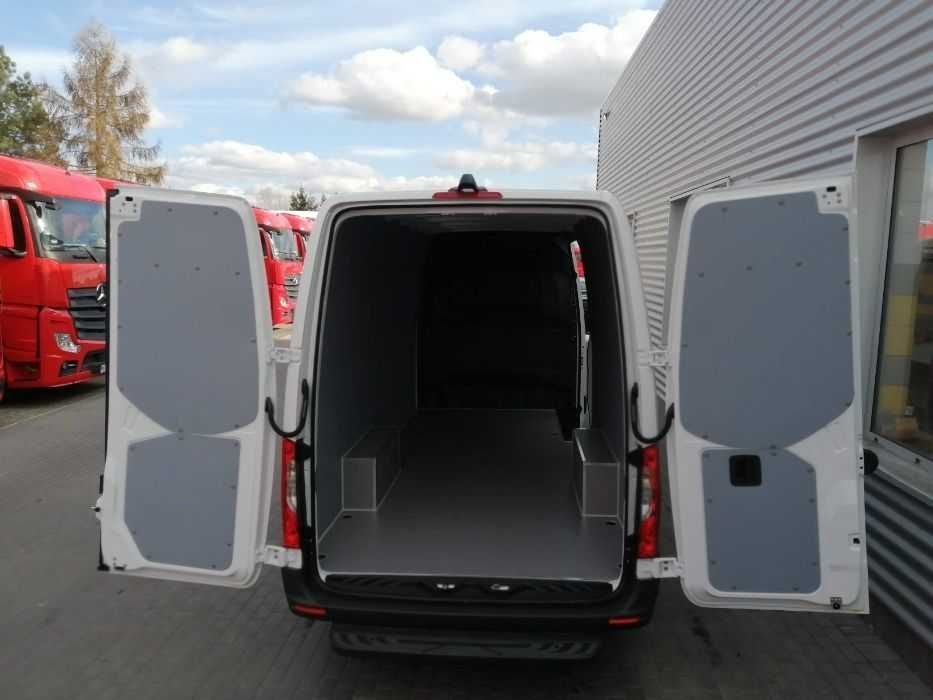 Zabudowa przestrzeni ładunkowej busa Mercedes Sprinter L3H2 KNAUTECH