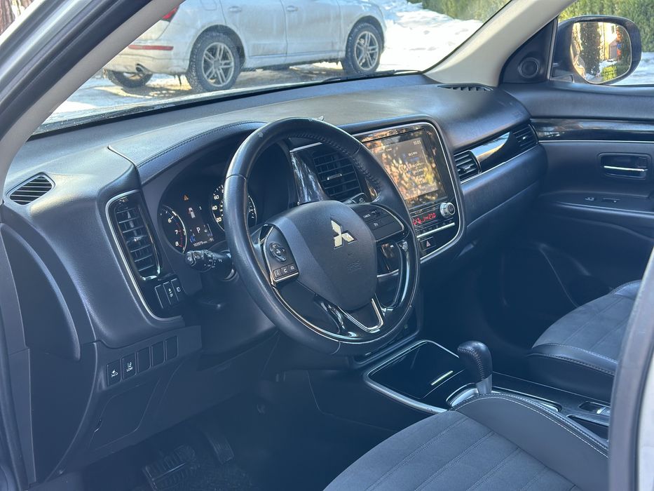 Mitsubishi Outlander 2020 року