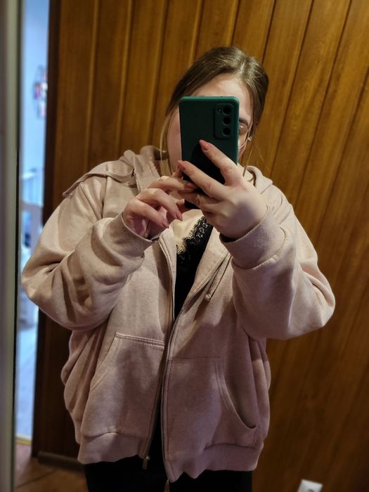 różowa bluza z kapterem