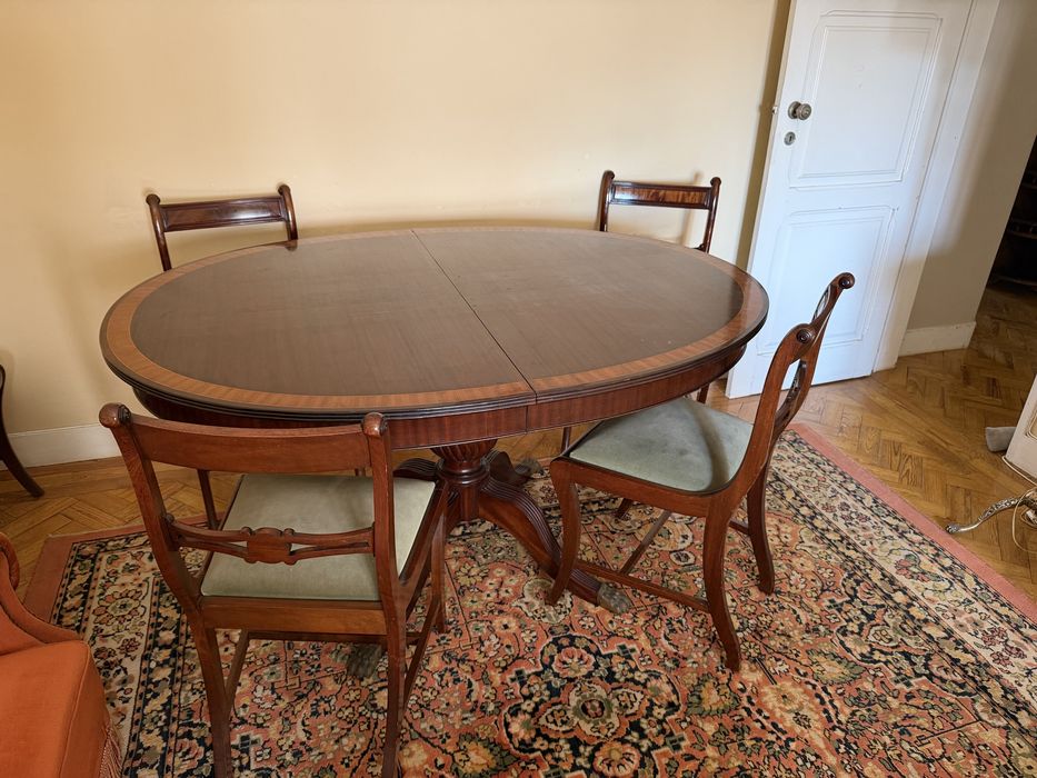 Mesa de jantar extensível com 8 cadeiras – estilo clássico