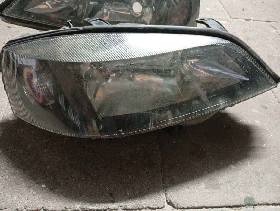 Sprzedam lampy przednie prawa i lewa