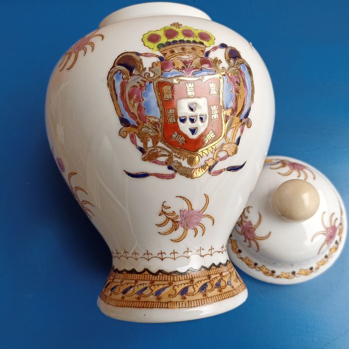 Pote oriental brasonado com tampa