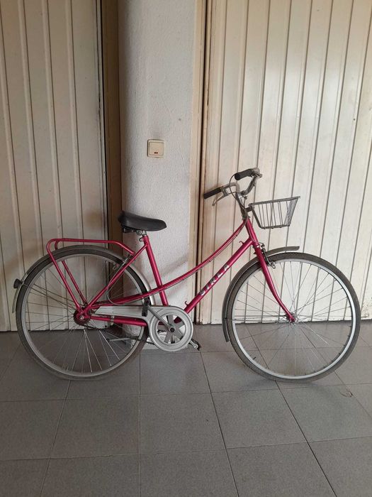 Bicicleta de cidade com cesta