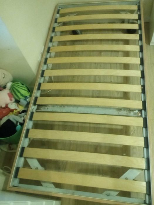 Cama estrado com rodas