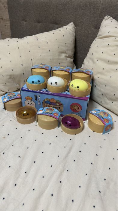 Rainbow Mystery Squishy — колекційний пельмень