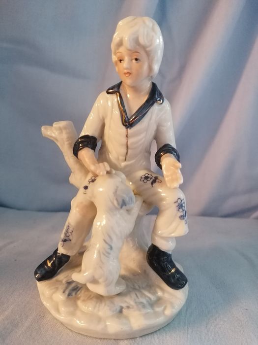 Piękna porcelanowa figurka chłopca z psem pies chłopiec