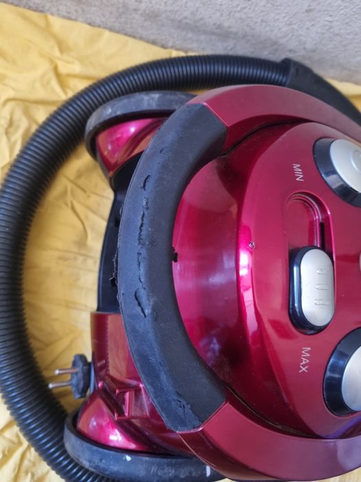 Aspirador AEG 2000W para Peças trabalha mas parece entúpido