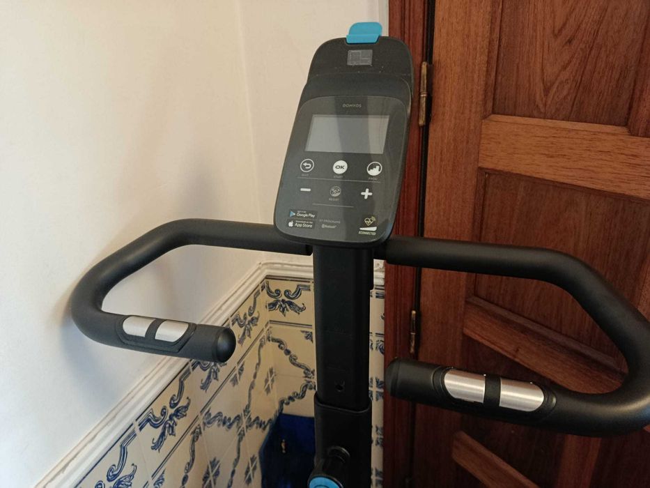 Bicicleta estática EB520 Autoalimentada e Conetada às aplicações de coaching