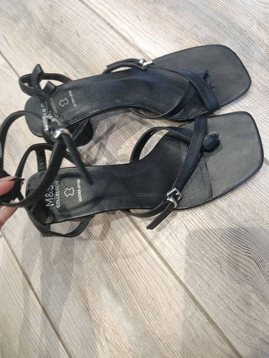 Стильні шкіряні босоніжки m&s