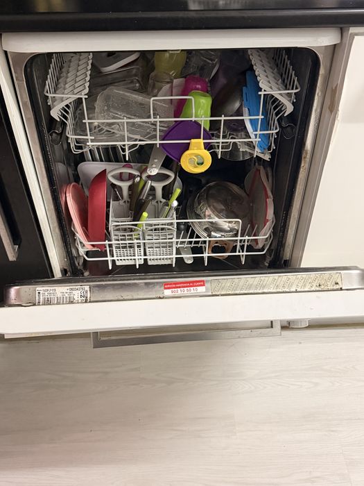 Vendo conjunto de mesa de cozinha + 4 cadeiras + maquina lavar loiça